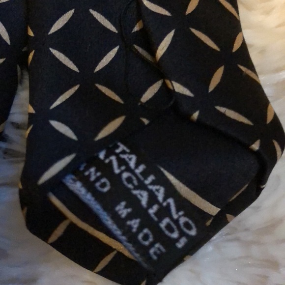 Beautiful Cavallini Beverly Hills Black and Gold Tie - Picture 5 of 7